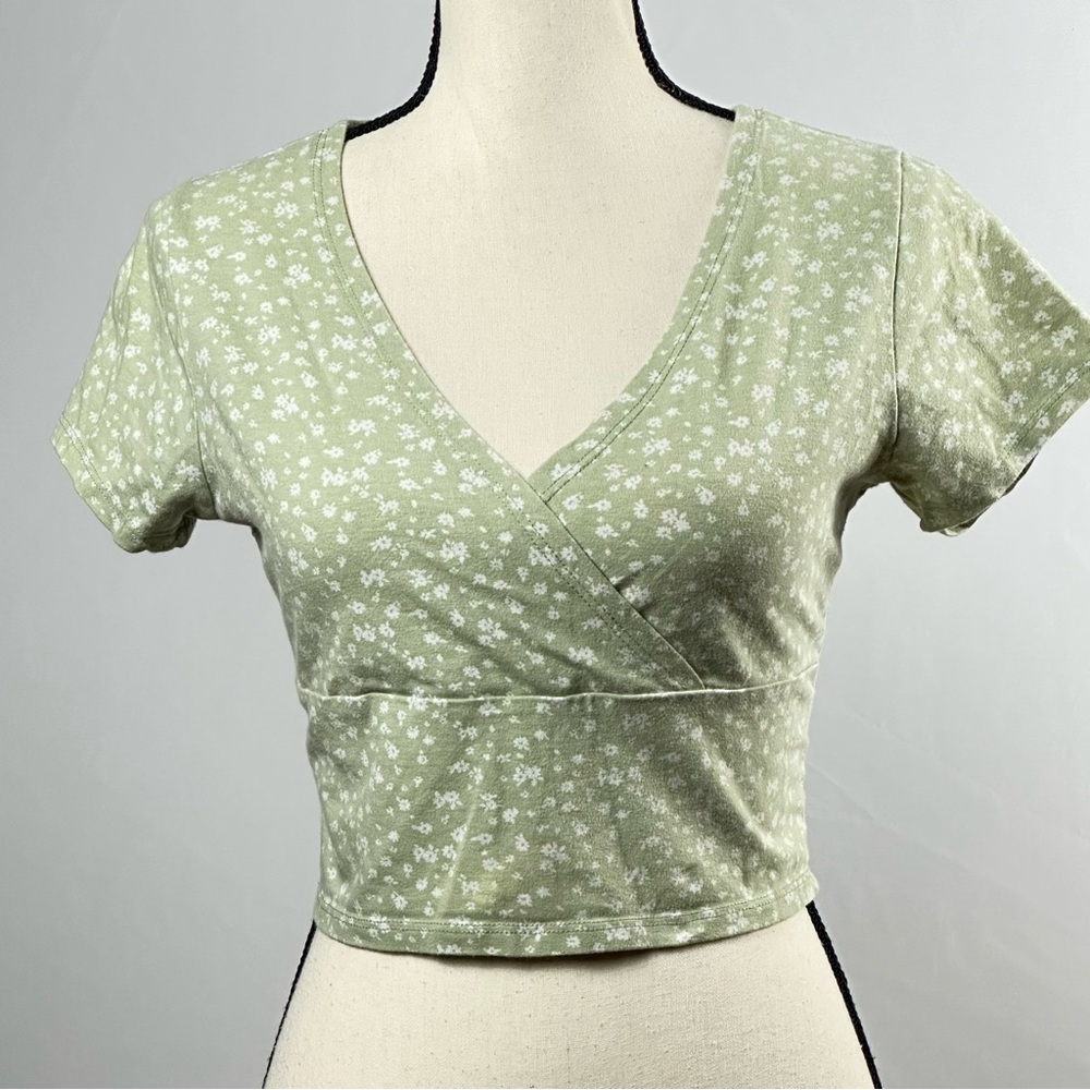 IVY + MAIN cross front crop top w/ mini floral print - size x-large
